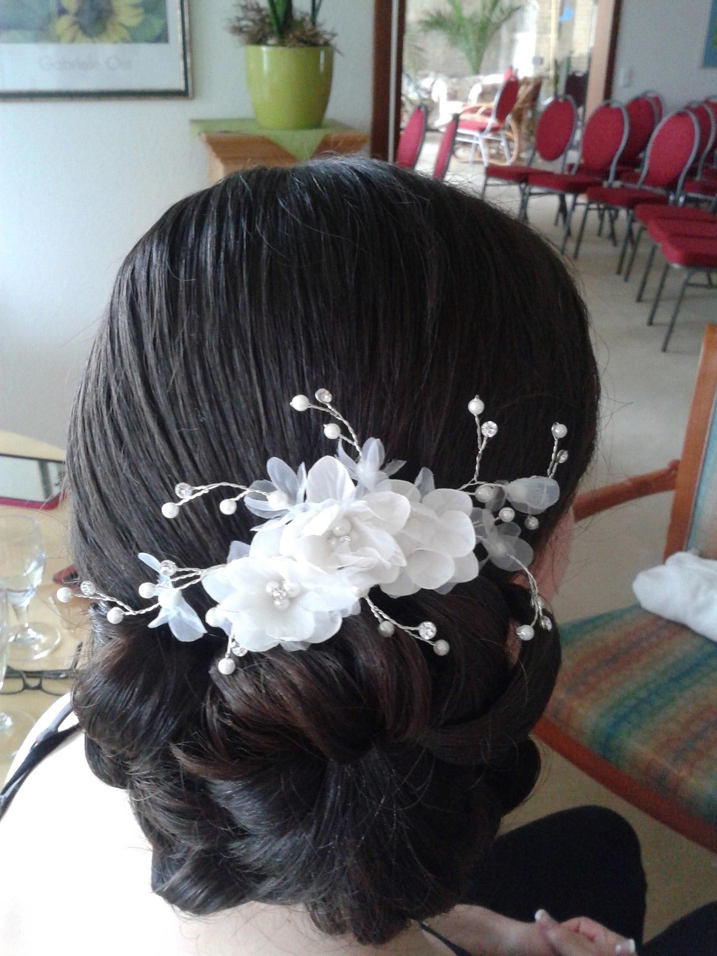 Steckfrisur mit Fascinator